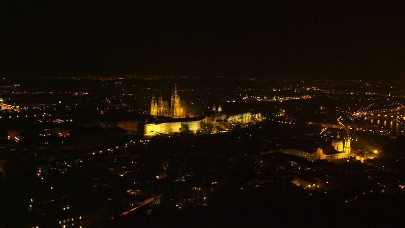 Pražské památky jsou v noci potmě, ministerstva mění kotle a žárovky